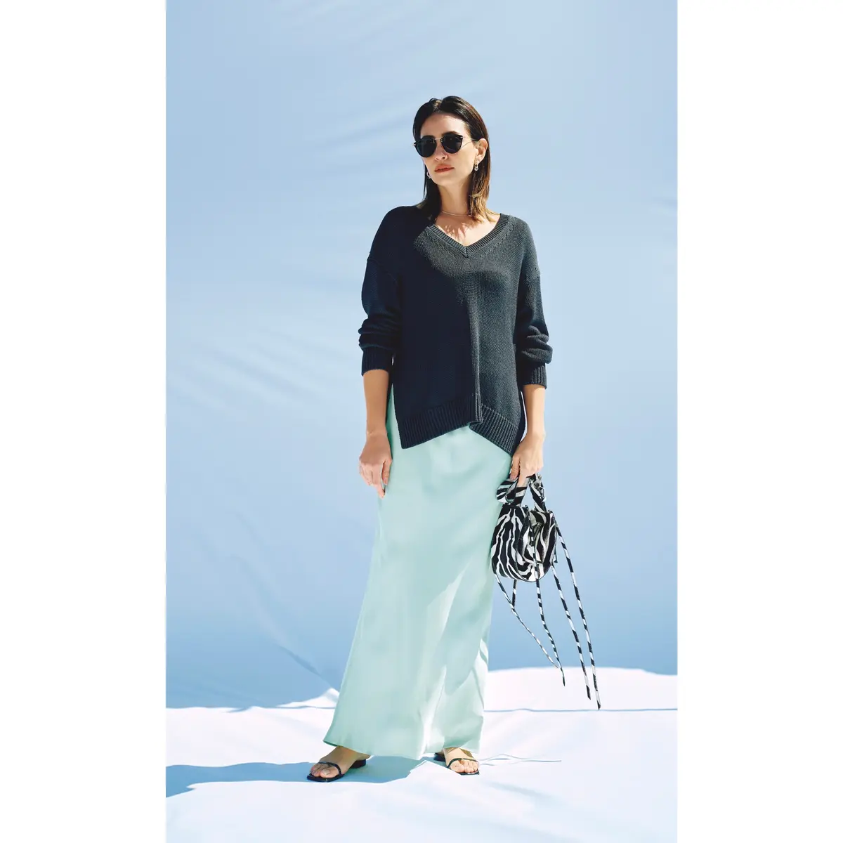 黒Vネックニットとミントグリーンのツヤスカートのコーデ　モデル・RINA