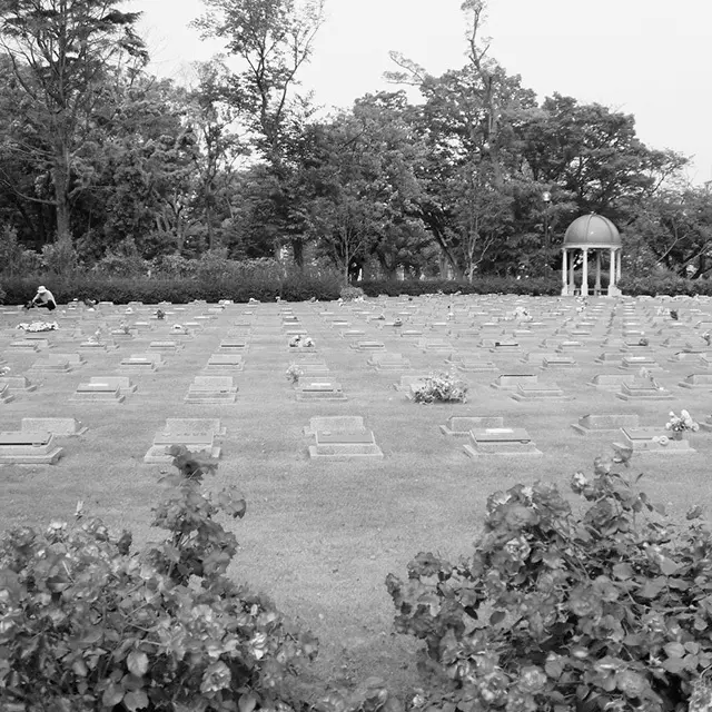 「芝生型」はA3用紙くらいの大きさの四角いプレートが墓標