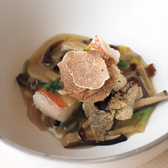 おつまみの「キンキとキノコのトリュフあんかけ」。鶏やハマグリ、カツオなどのだしで奥深い味