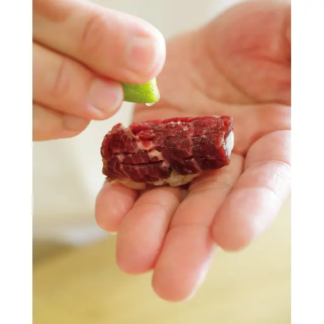 馬肉の昆布締めにすだちを絞る