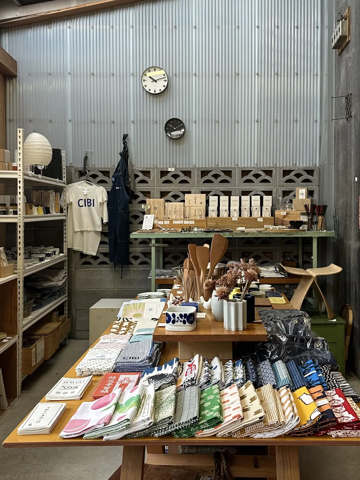 初秋に大活躍！半袖黒ニットの着回しお出かの画像_19