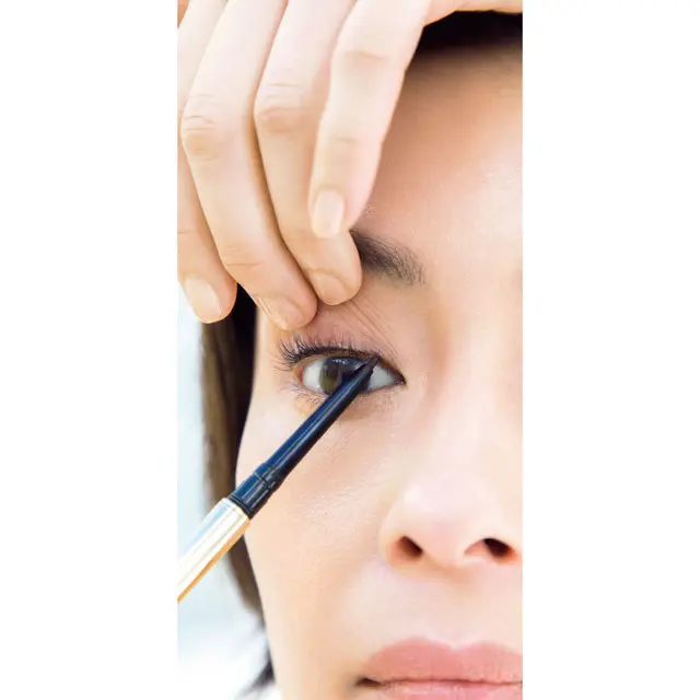 まつ毛とまつ毛の間をしっかり埋めていく