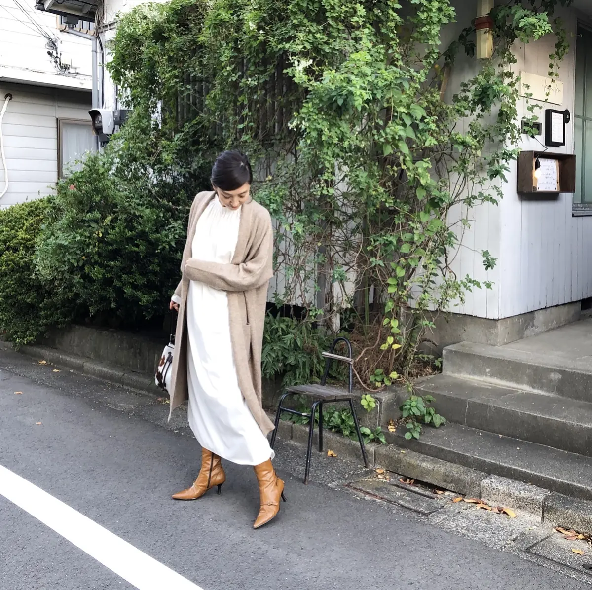 ふんわりニットカーディガンで、アート空間の画像_6