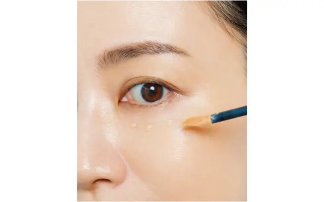 《1》目の下のくすみに少量のせる