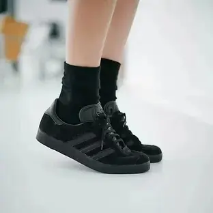 秋冬らしいスウェード地できれいめにはけると評判 大人のブラックスニーカー adidas Originals GAZELLE