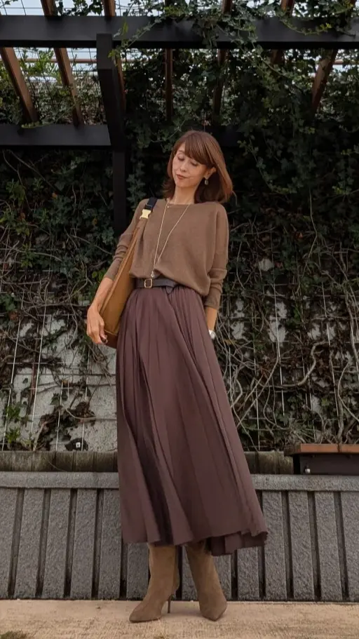 ブラウンコーデ　秋コーデ　ブーツ　ローファ　デニム　プリーツスカート　スエードブーツ