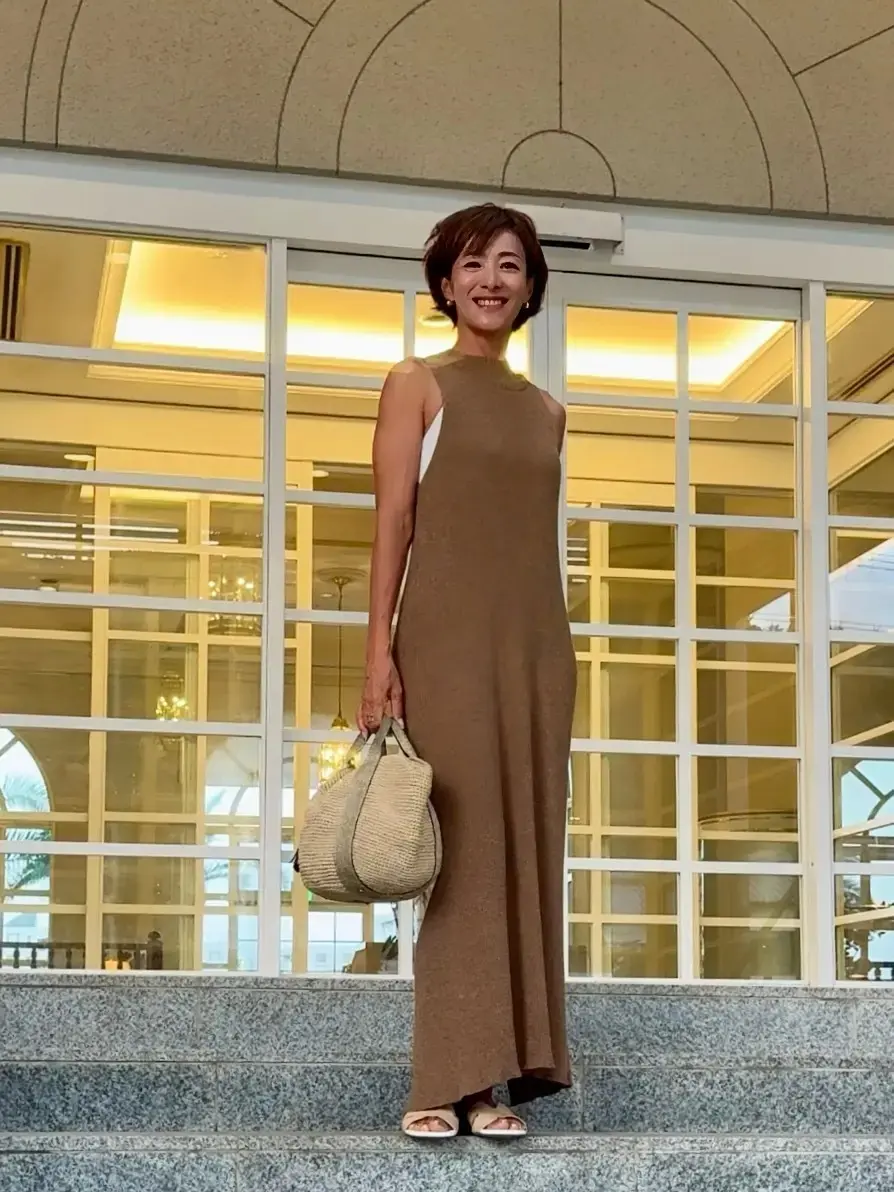 今回は、アメリカンスリーブのニットワンピースを選んでみました。