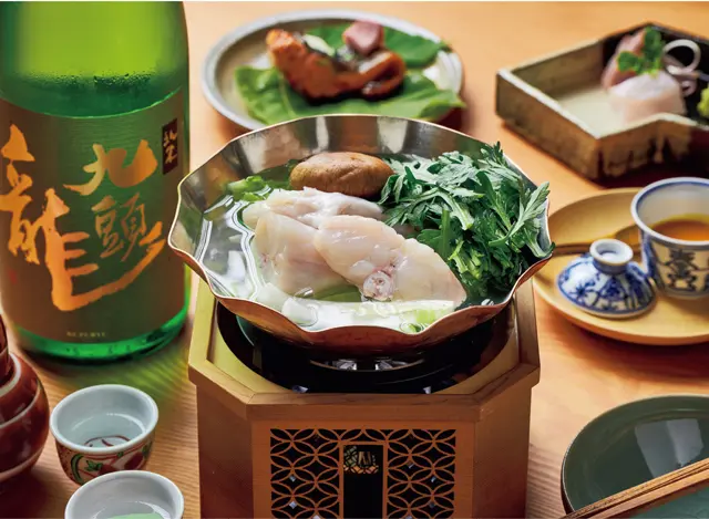 小松辰平氏が手がける「日本料理 えん」では、季節の郷土食に根ざした贅沢な和食を味わって。「黒龍」の日本酒ペアリングも楽しめる