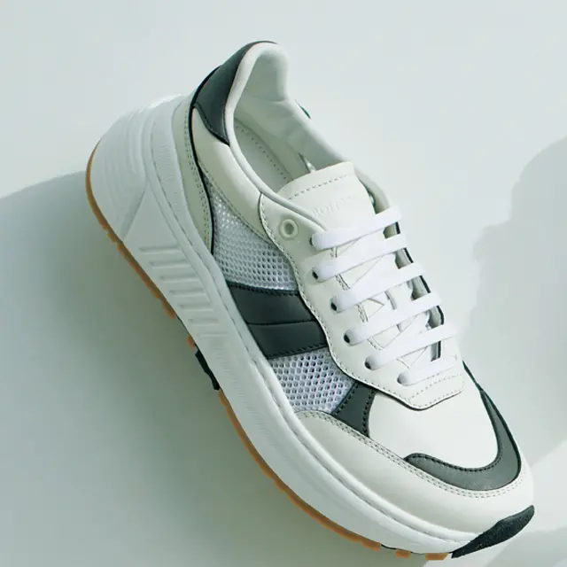 軽量で屈曲性のあるチャンキーソールは、 厚底でありながら軽快な印象