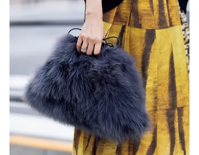 抱えてもショルダーとしてももつことができる。ニュアンスたっぷりのグレーは、どんなアウターにもなじみやすい