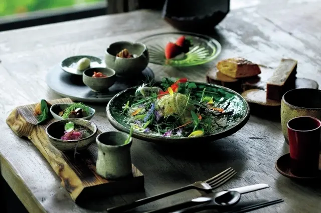 朝食。エッグベネディクトをメインに自家製パン、チキンブイヨンなど。