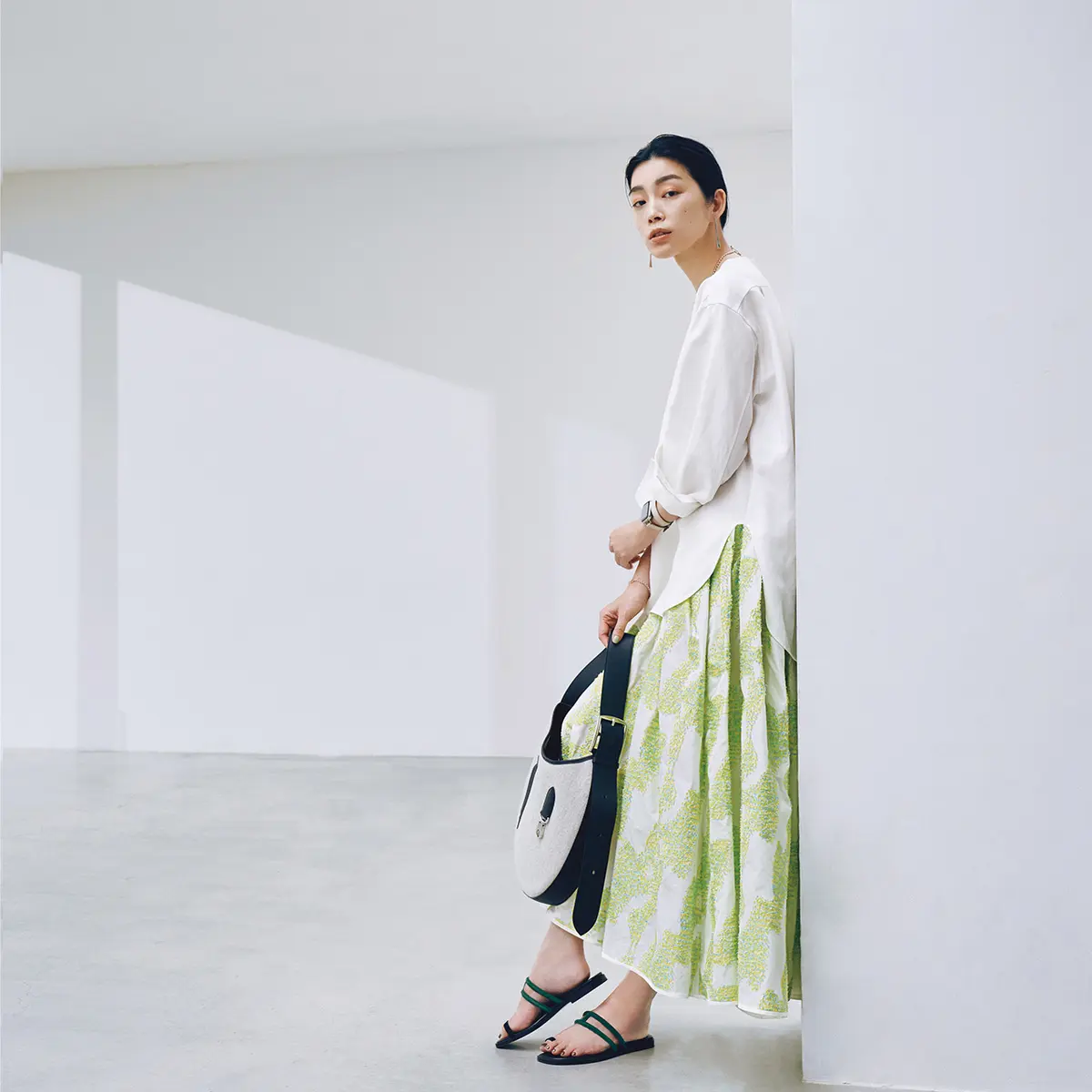 白ブラウスとジャガード柄スカートのコーデ　モデル・ゆうき