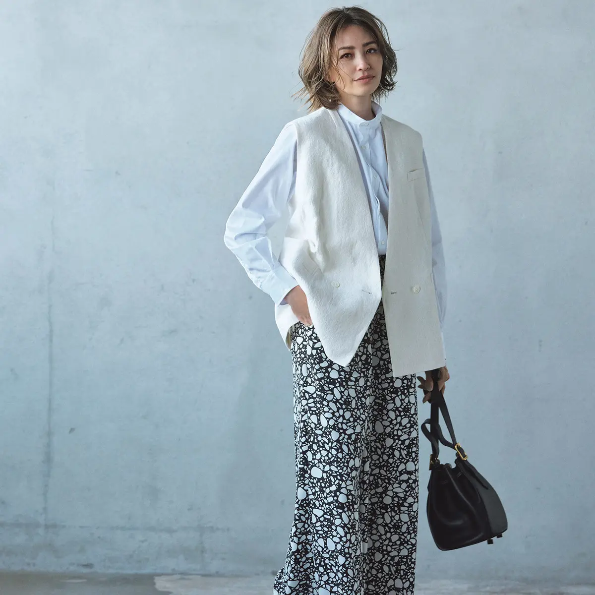 白シャツと白ベストにモノトーンプリントパンツのコーデ　モデル・RINA
