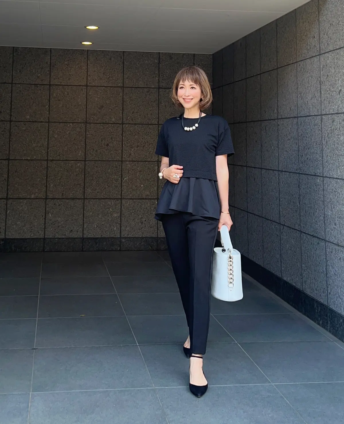 E by eclatの「異素材切替ブラウの画像_8