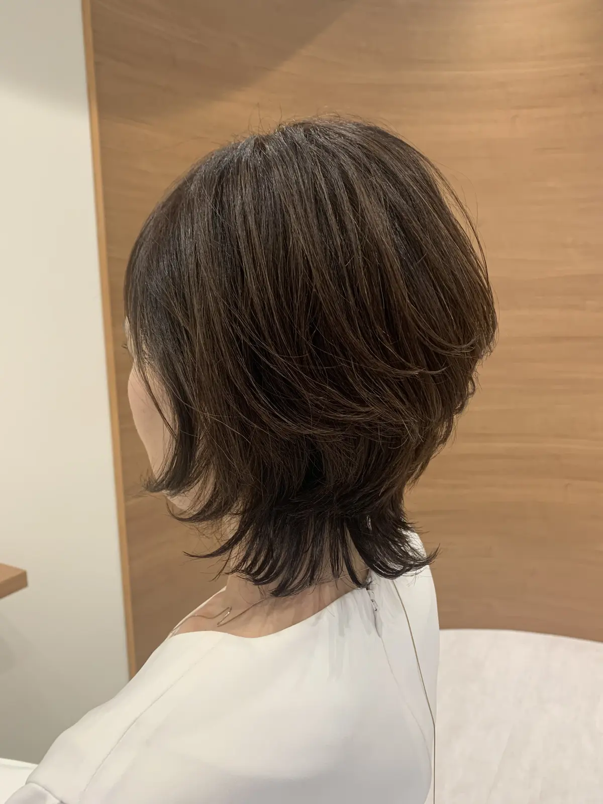 50代くびれミディアムレイヤー　横顔