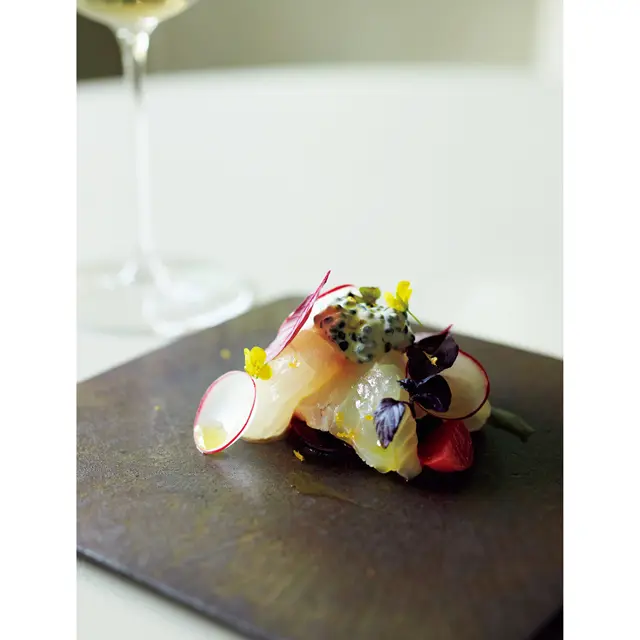 「焼津 真鯛」静岡から届いた真鯛を厚切りにしてカルパッチョに。薪で燻したビーツ、キャビア＆発酵クリームと