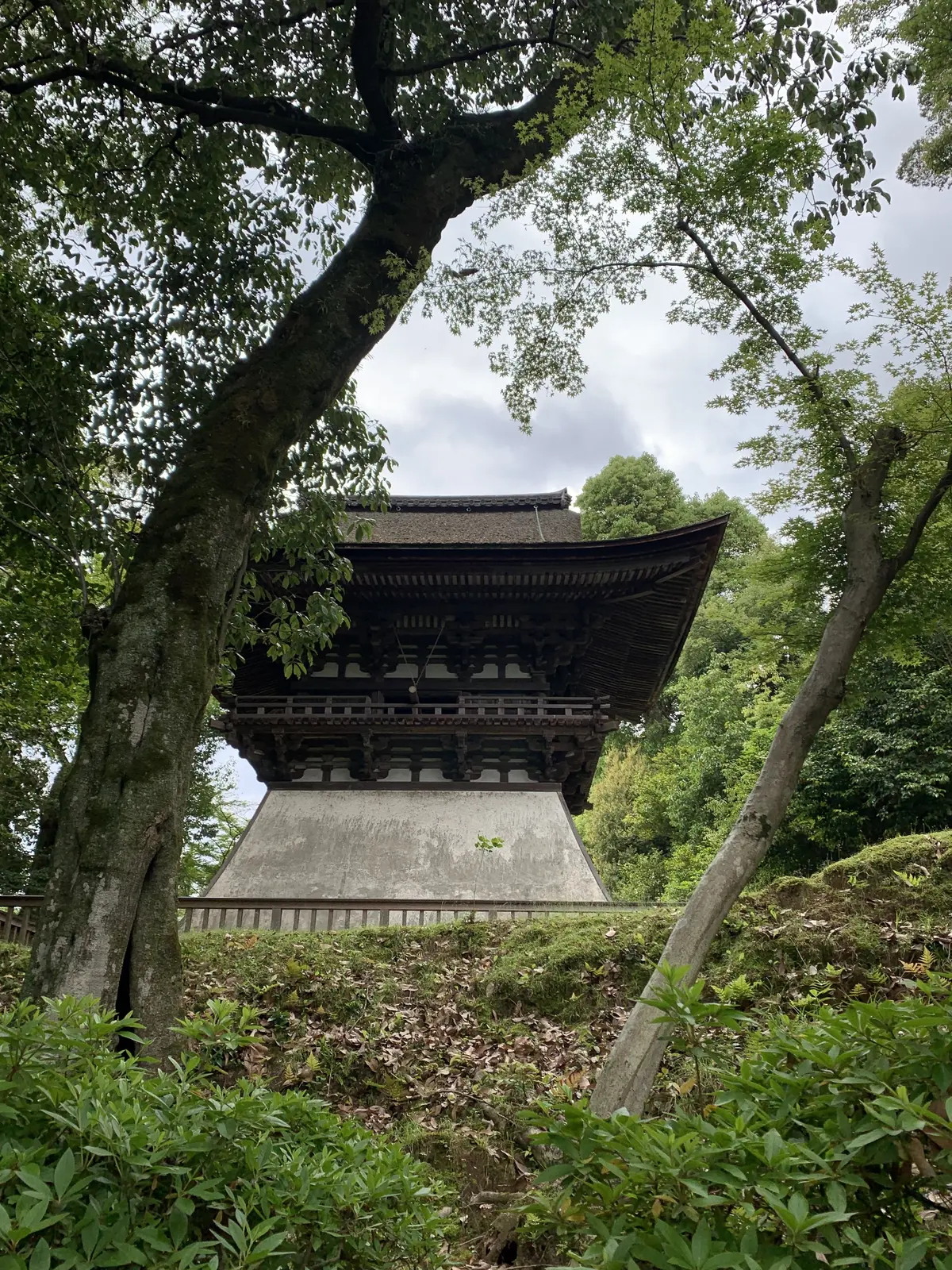 源頼朝の寄進と言われる鐘楼