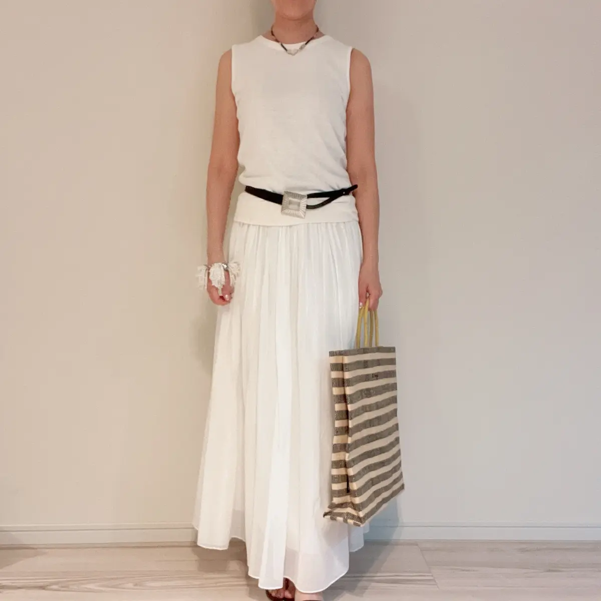 白ファッションに黒ベルトで引き締め効果