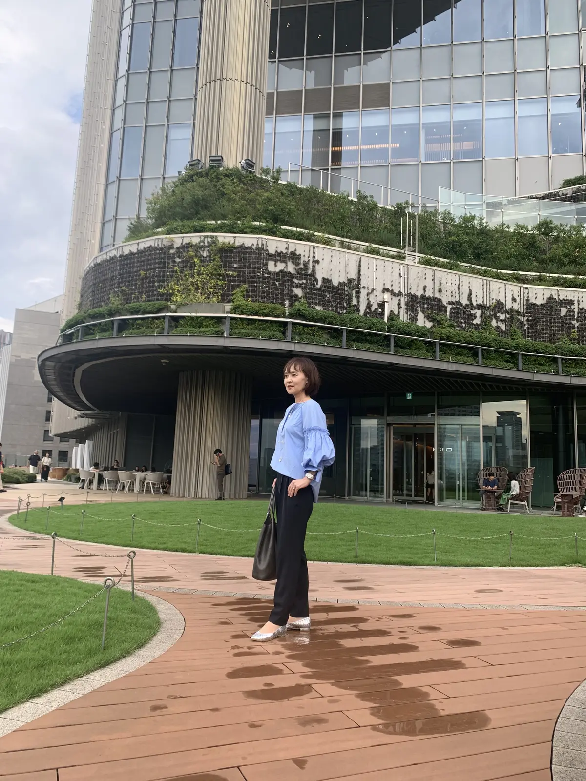 ミッドタウン日比谷で写真撮影をする女性