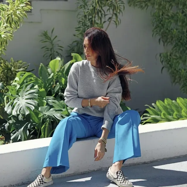 旬の色のパンツスタイルがデニムにかわる定番