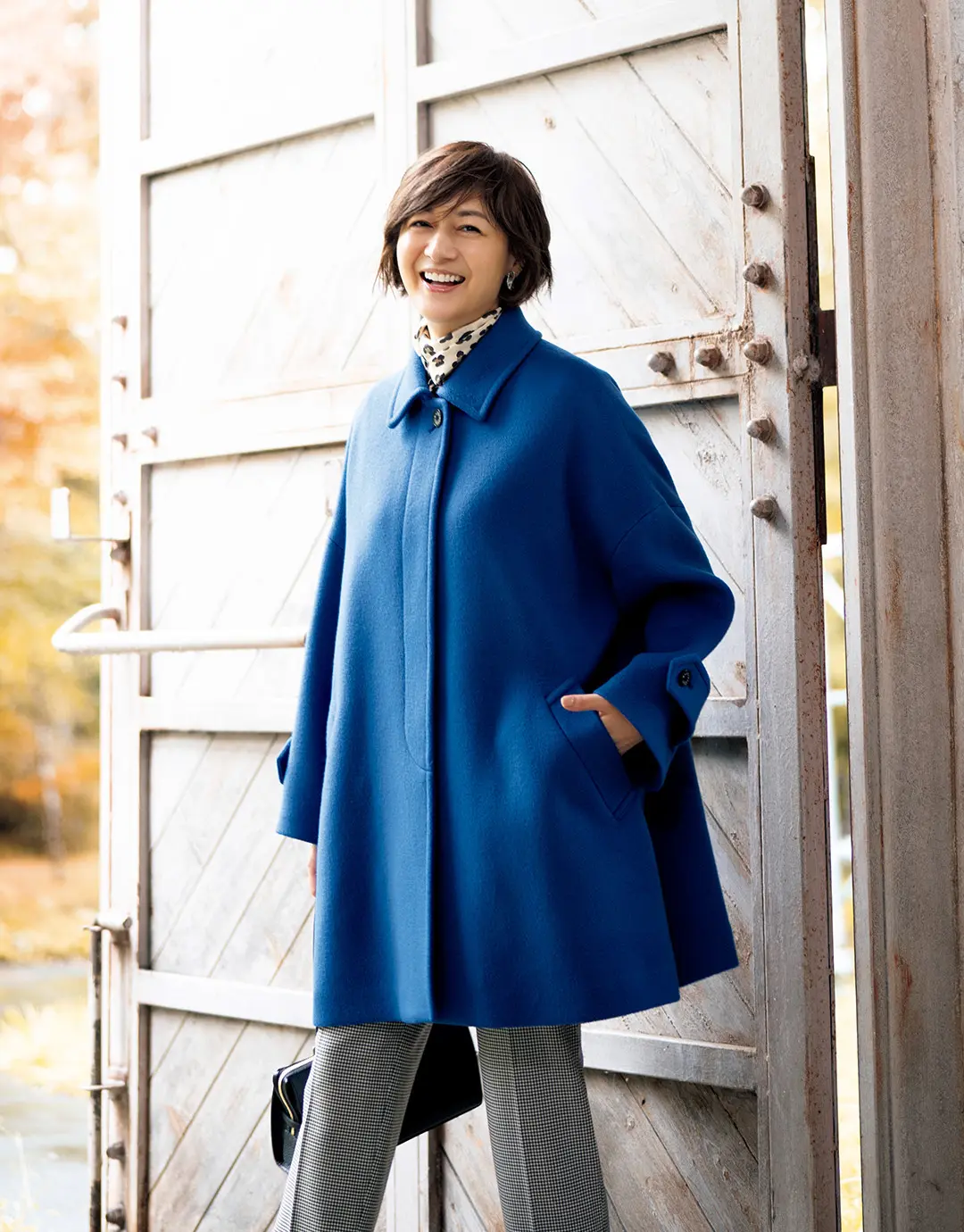 Aラインシルエットの“ロズリー”は鮮やかなブルーで印象的に