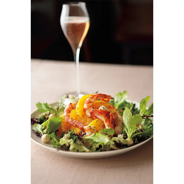 出会いものの海老とオレンジ、 贅沢なおいしさの春サラダで乾杯！