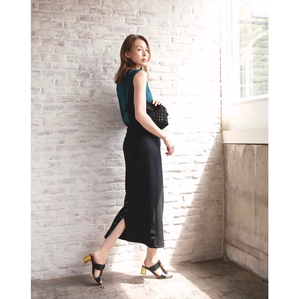 ダークグリーンノースリーブトップスに黒タイトスカートを合わせたコーディネート　モデル・SHIHO