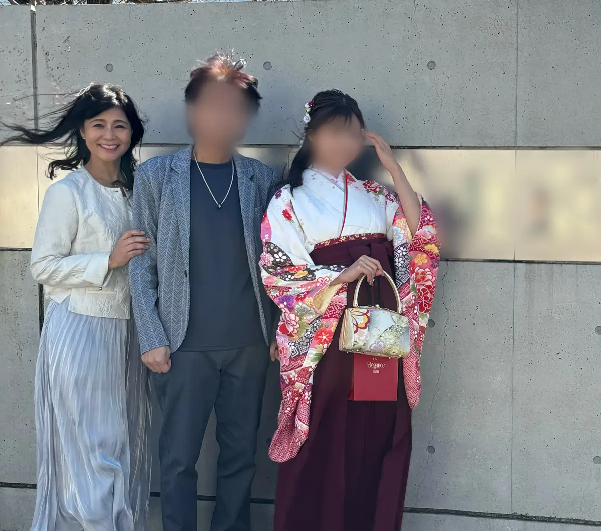 白、ジャケット、白ジャケット、春、春服、コサージュ、白コサージュ、白バッグ、バッグ、白パンプス、パンプス、ハイヒール、白ハイヒール、グレースカート、スカート、シルバー、シルバースカート、ロングスカート、グレーロングスカート、シルバーロングスカート、ブラウス、白ブラウス、フリルブラウス、白フリルブラウス、卒業式コーデ、入学式コーデ、セレモニー、セレモニーコーデ、大人コーデ、ママコーデ、親コーデ、母コーデ、袴、袴コーデ、赤袴、エンジ袴、和服、白着物、花柄、花束、ピンク花束、和装、和物、和物バッグ、和装バッグ、ハーフアップ、ボブ、ロングボブ、母子、母娘、母娘コーデ、卒業式袴、卒業式母娘、夫婦コーデ、親子コーデ、卒業式コーデ、卒業式親子コーデ、夫婦リンクコーデ、夫婦グレーコーデ、ハーフアップ、卒業式家族コーデ