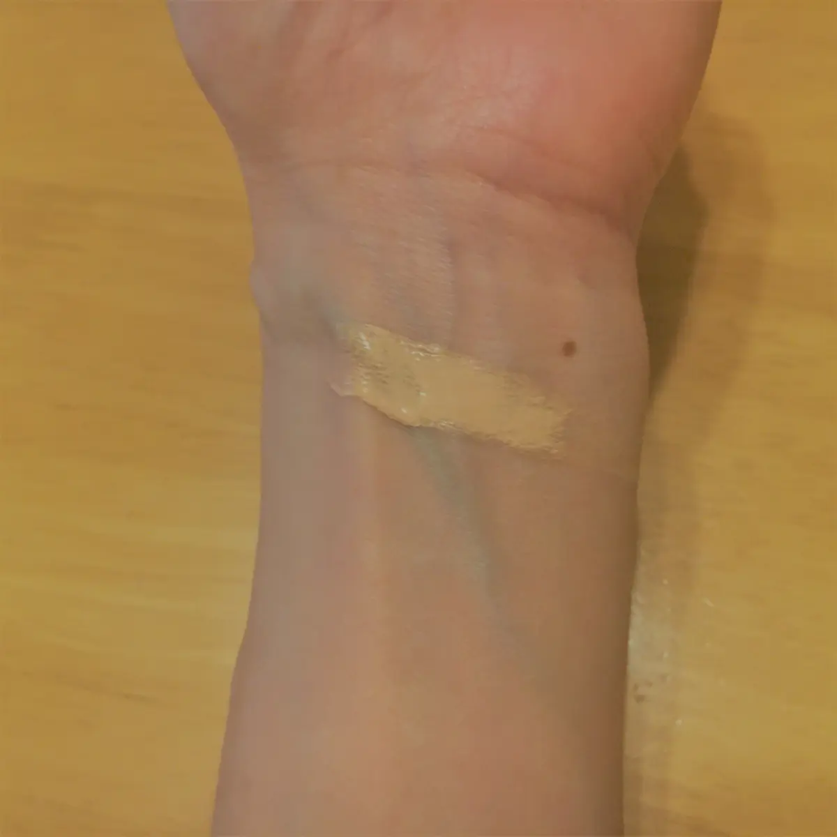 手首で色味を試します