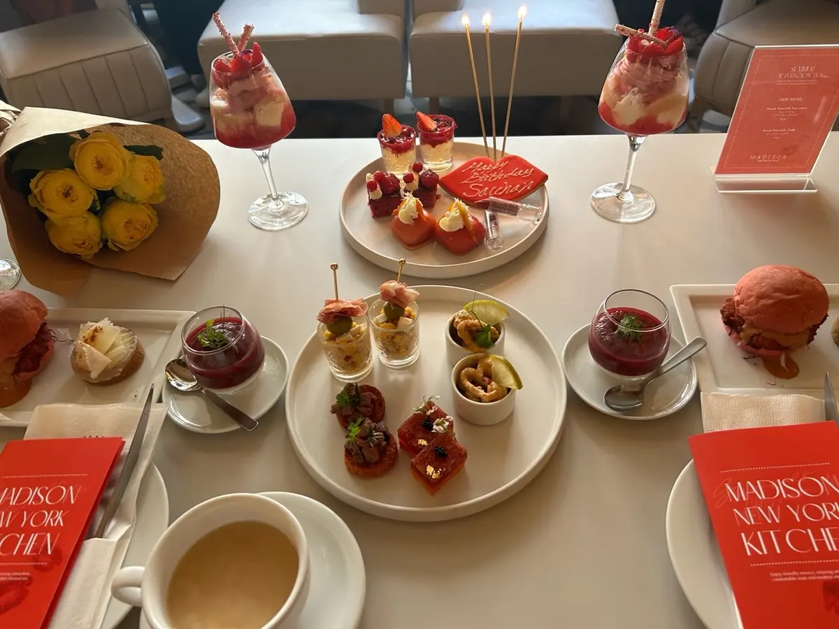 大人レッドの華やかアフヌンで女子会の画像_3