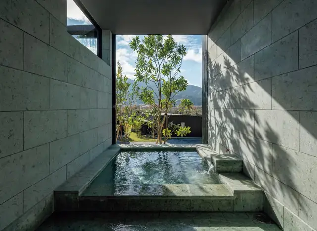 客室の半露天風呂は、地下から湧出する自家源泉。アルカリ性の炭酸水素塩泉で、肌もすべすべに　