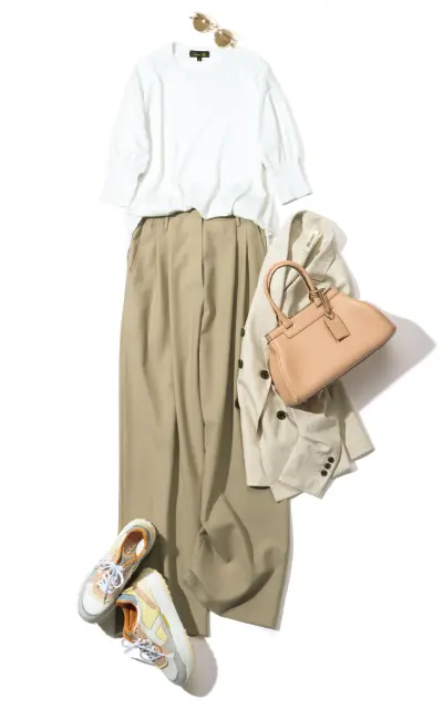 ワイドパンツもベージュのとろみ系ならどこかシックに