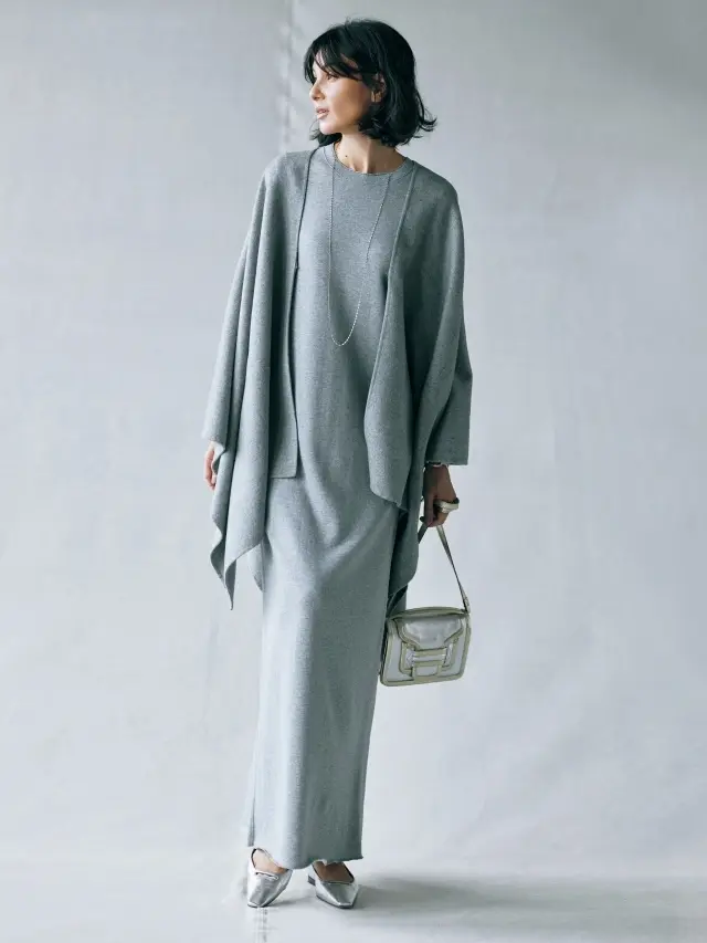 人気のスウェットワンピースは立体フォルムのはおりもので陰影を出し、平坦に見せない工夫を