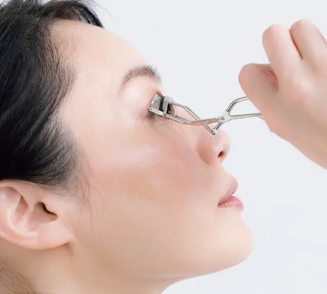 アイラッシュカーラーでしっかり根元を立ち上げる