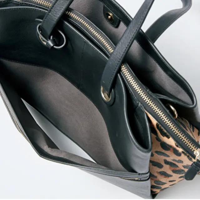 バッグの背面にはファスナーポケットつき