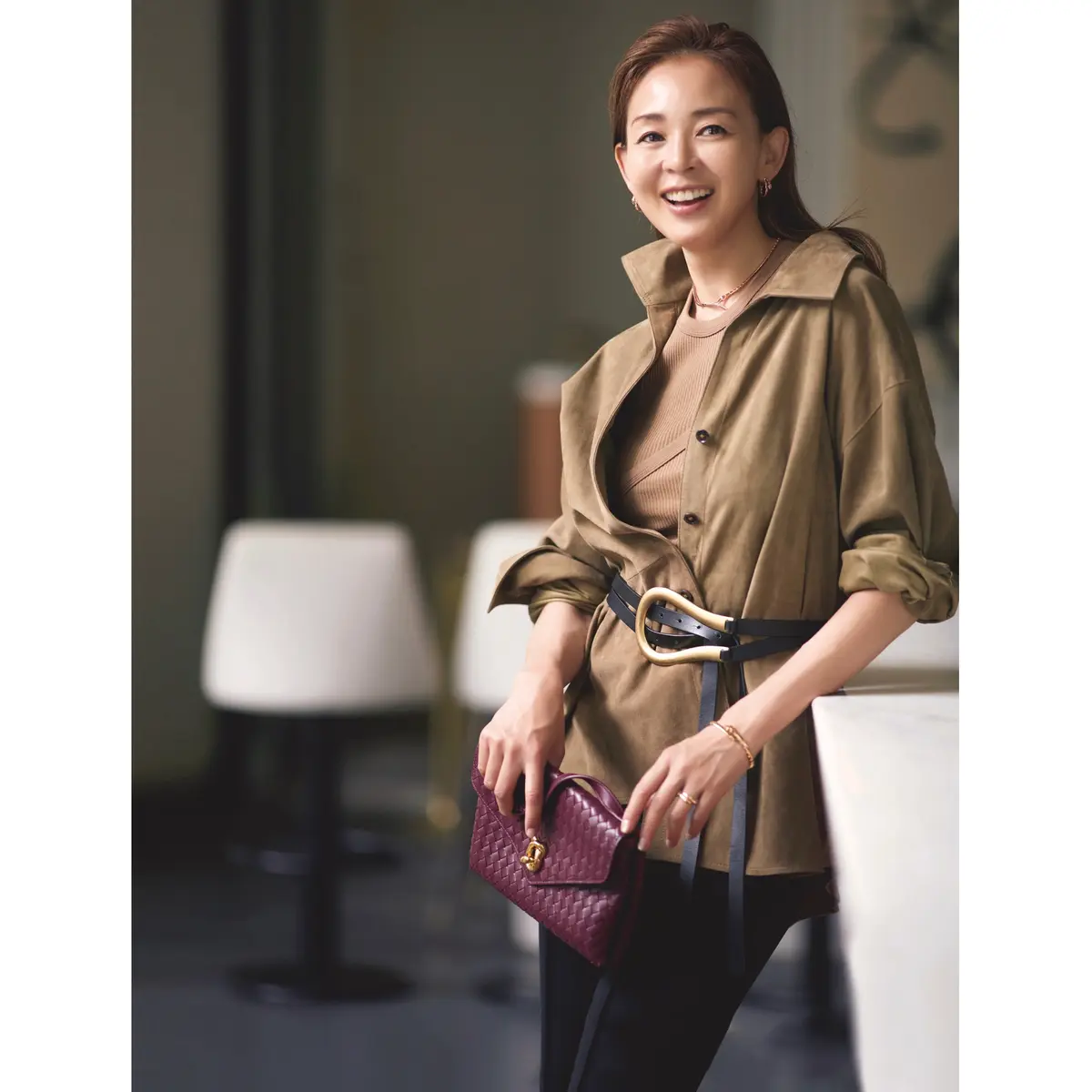 ベージュトップスとベージュシャツに黒スリムパンツを合わせて黒レザーベルトでウエストマークしたコーデ　モデル・SHIHO