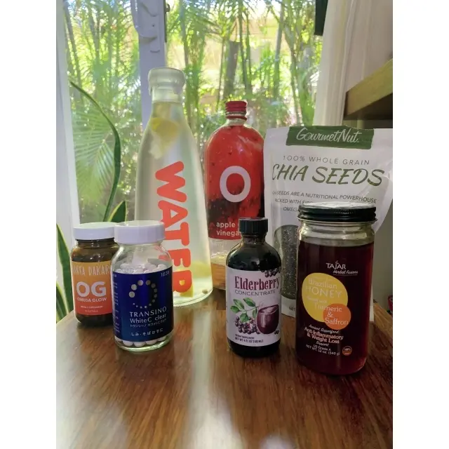 Sonya DakarのOmega Glow、トランシーノ ホワイトCクリア、アップルビネガーサイダー、エルダーベリー、チアシード、ハニーとターメリック