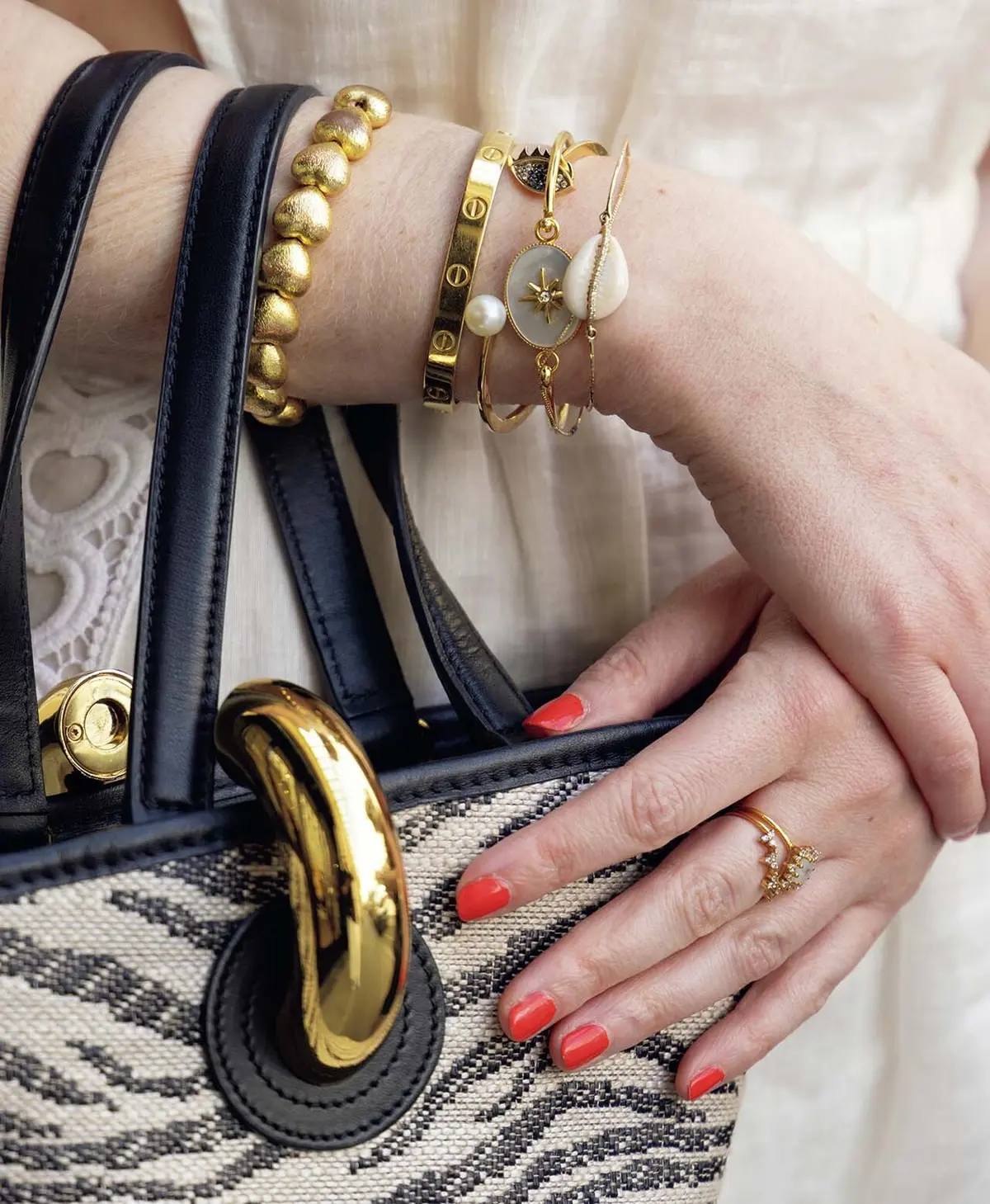 ❶ジュリー（広報PR ／パリ）カル ティエのラブブレスを中心に、お 気に入りのモチーフ入りゴールド ブレスレットを重ねづけ。遊び心 を感じさせるアレンジに