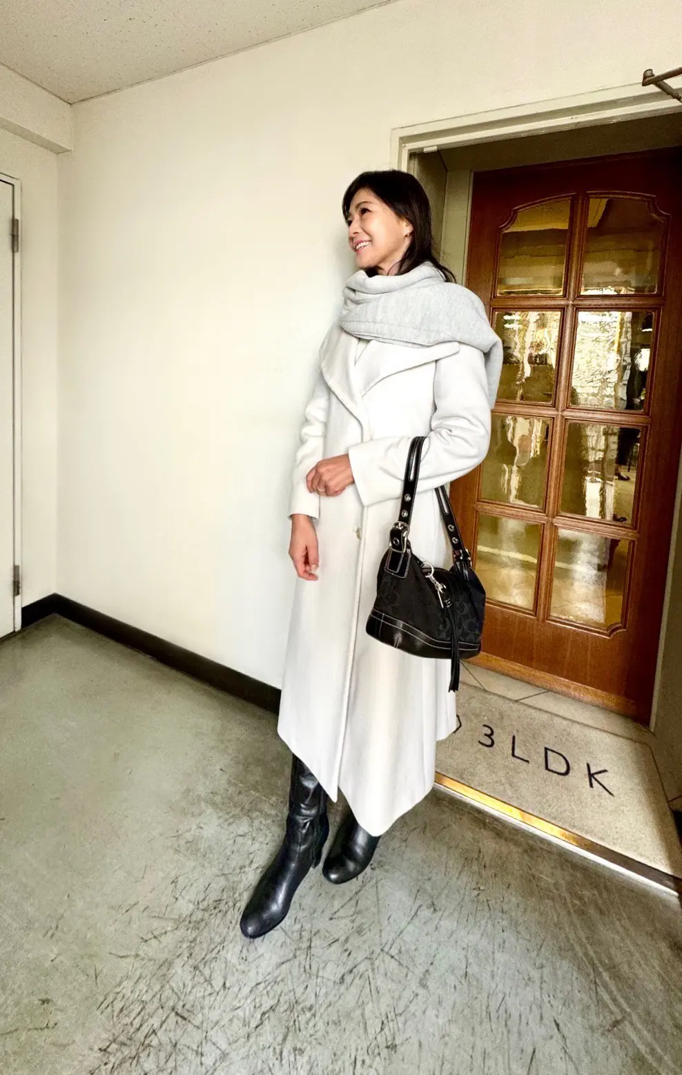 グレー、ライトグレー、アイスグレー、ストール、ウール、ウール100%、グレーストール、白、白コート、白ロングコート、グレージュ、ROPE、ROPE'.ロペ、黒、黒バッグ、バッグ、コーチ、COACH、COACHバッグ、コーチバッグ、ブーツ、ロングブーツ、黒ブーツ、黒ロングブーツ、カシミア