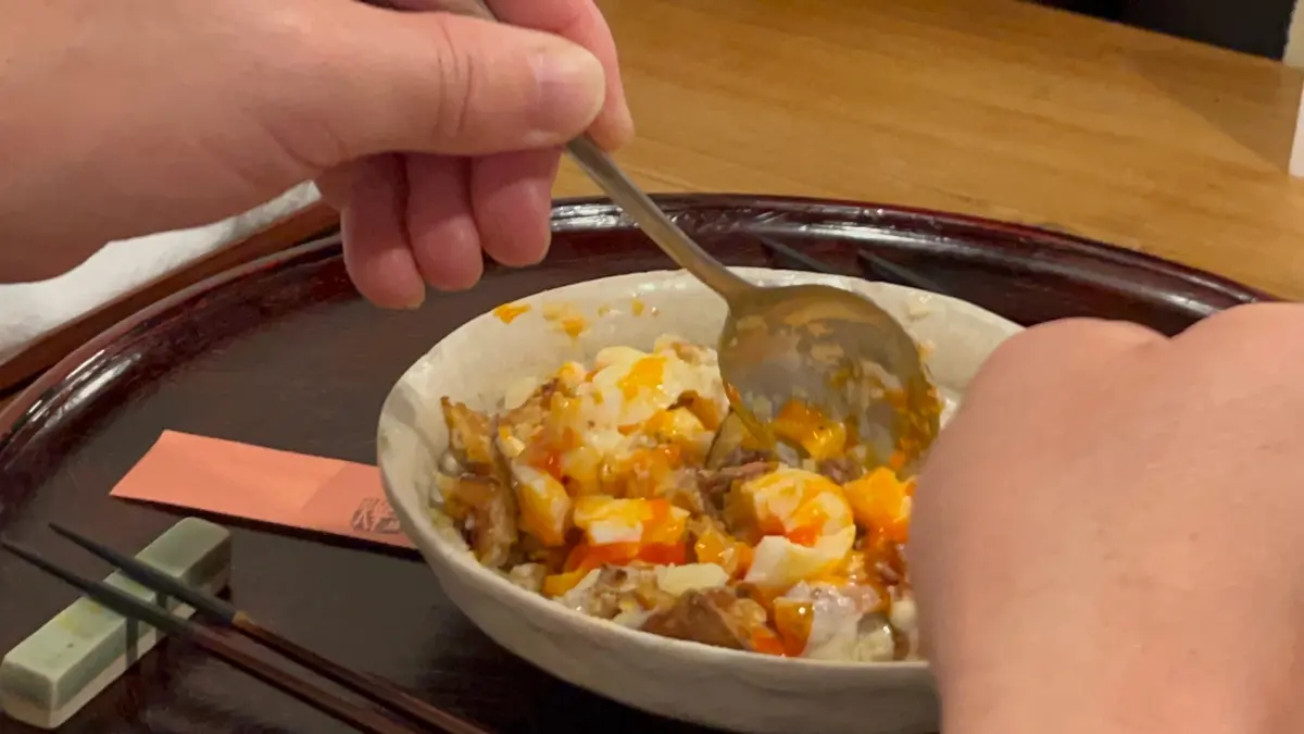 手際よくサラダを和える夫