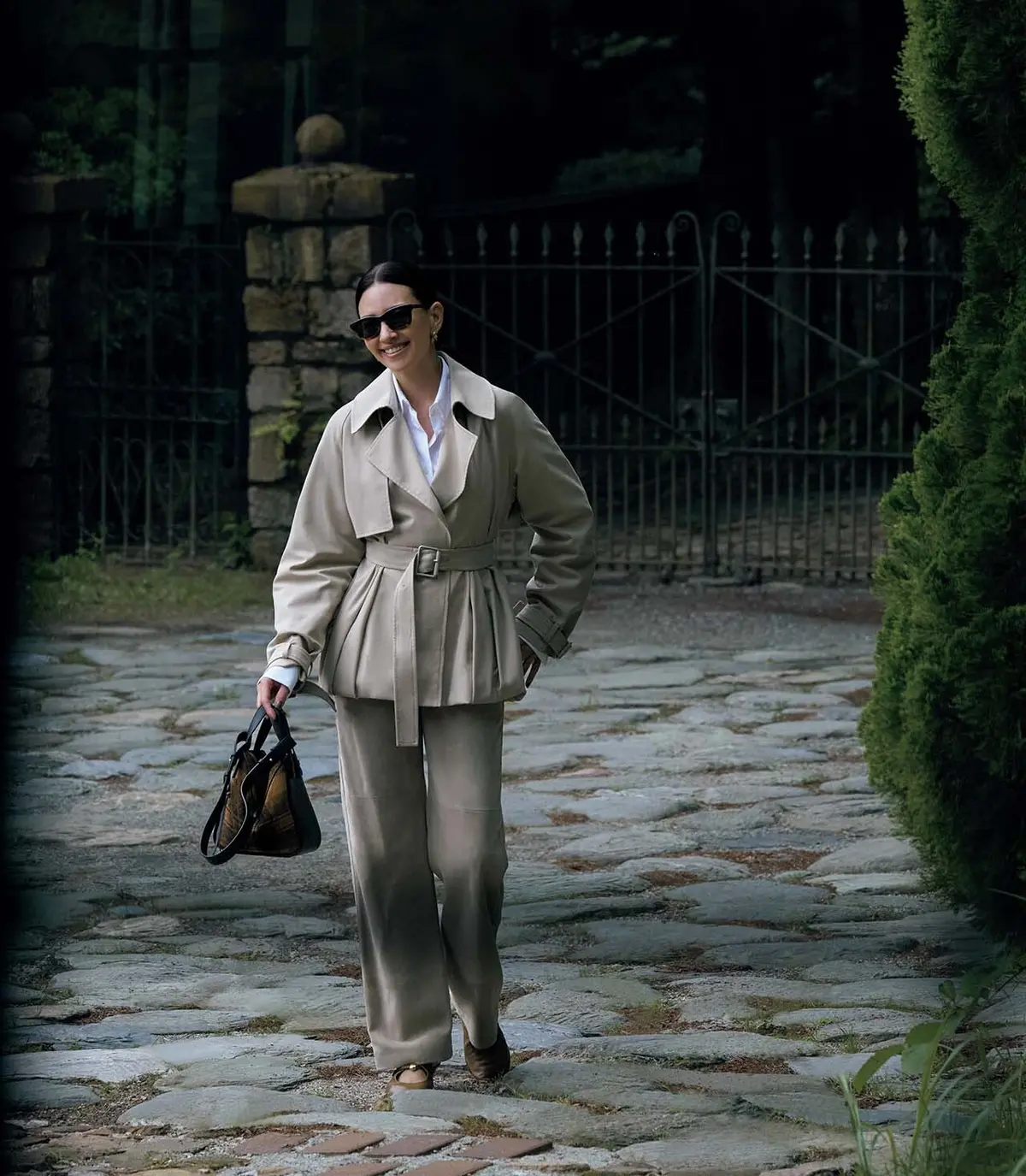 エクリュ・レイヤードに新風を呼ぶ、 すそバルーンジャケットの スタイリッシュ効果