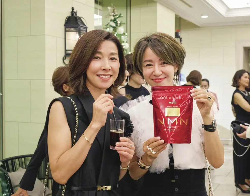 明治「アミノコラーゲンNMN」と写真を撮る参会者