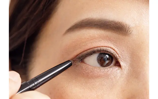 《4》ブラウンペンシルで まぶたのきわを締める
