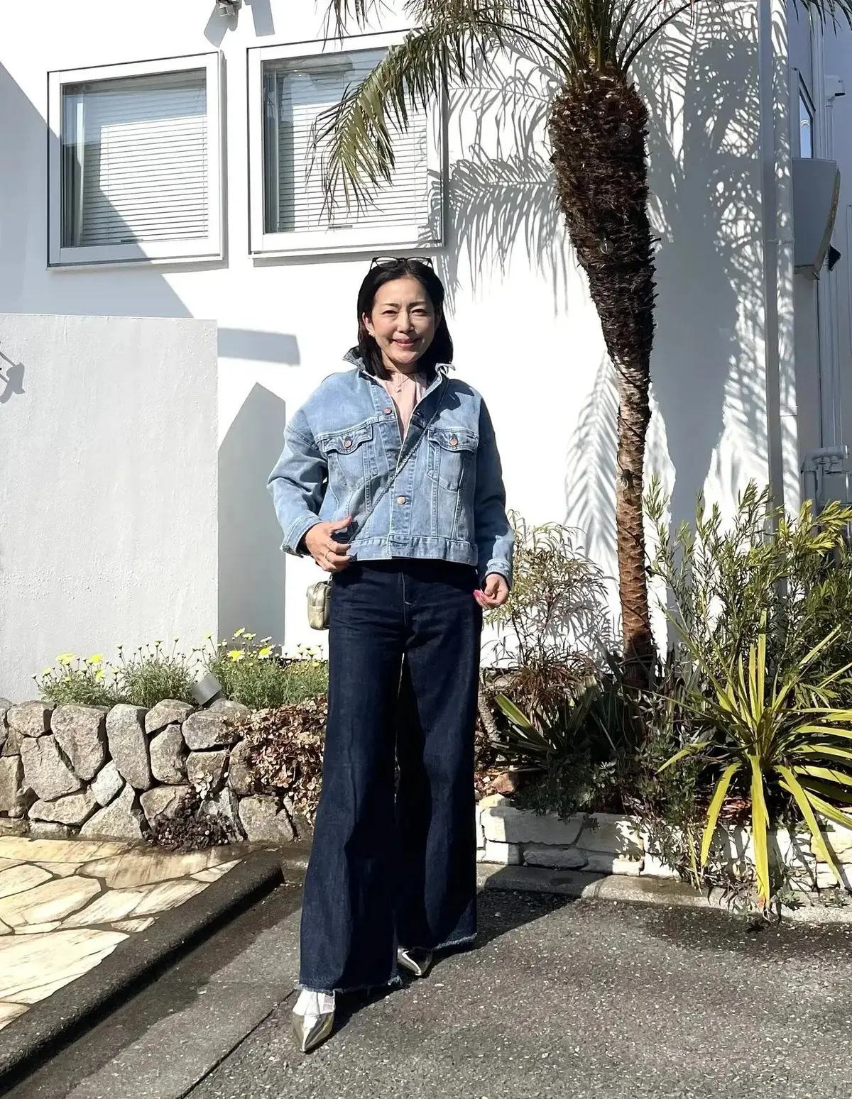 【50代 デニムコーデ15選】デニムONデニムの着こなしも人気！春らしい軽やかさがポイント