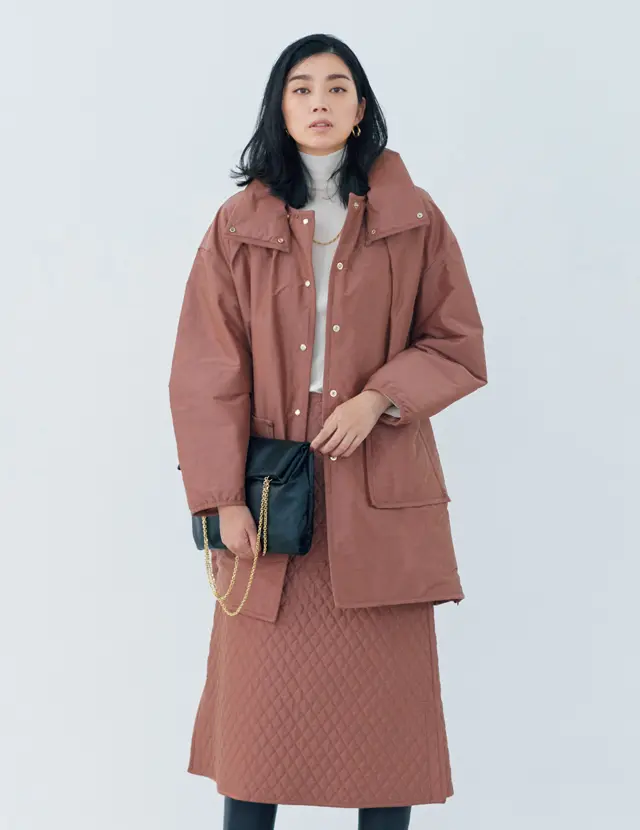 白ニットがアクティブなセットアップを優雅に