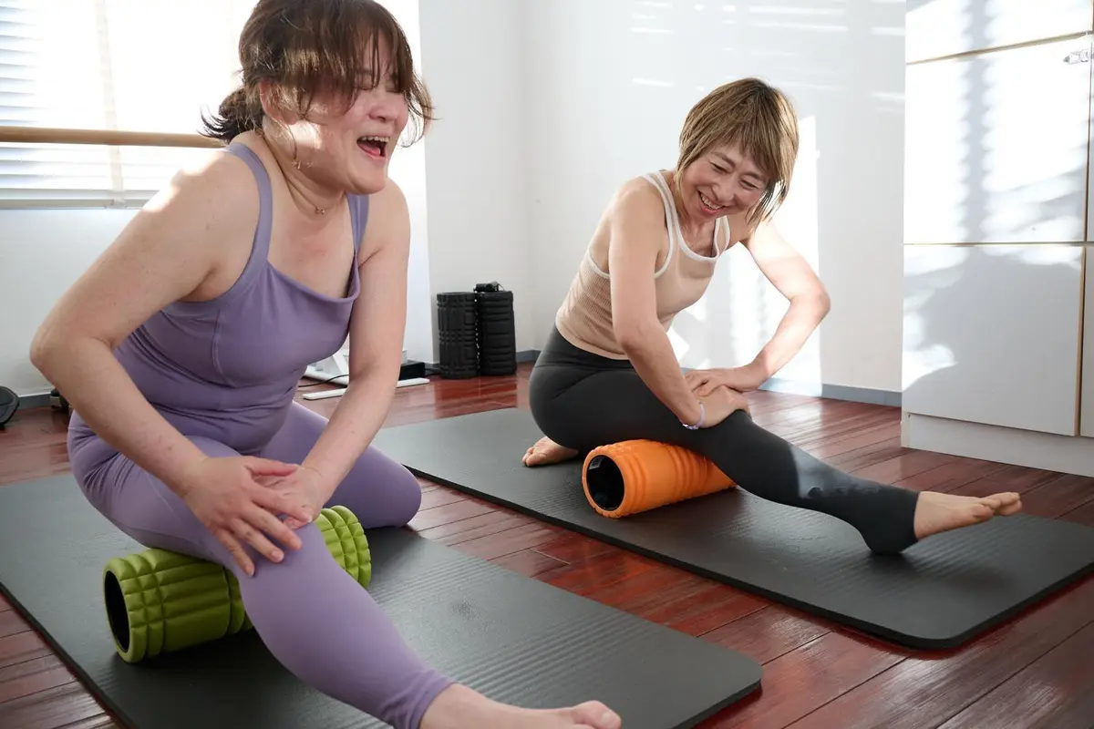 OurAge×Webエクラ　フォームローラーでのリリースは初めての小川さん。太ももをローラーに乗せてスライドさせると、後ろも前も横も「きゃーっ」と声が出るほど痛かった！