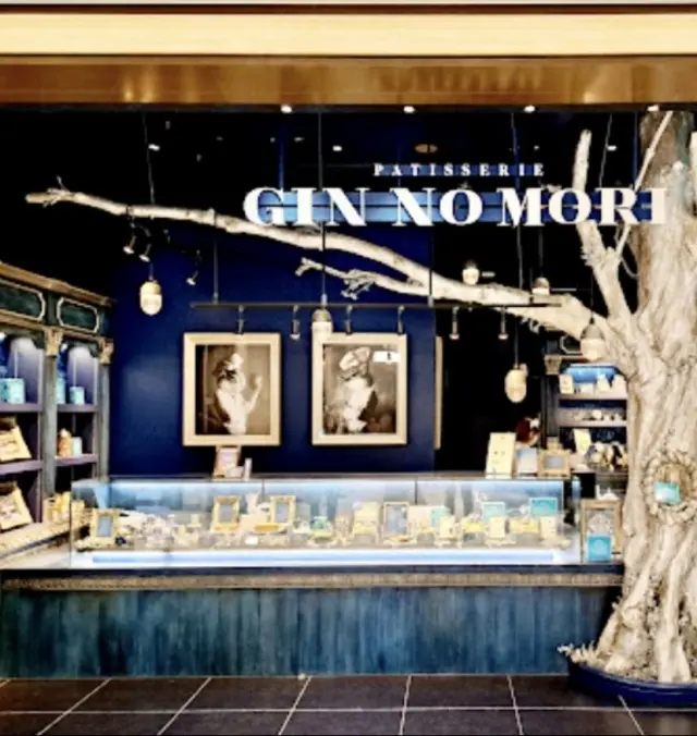 銀の樹がある青い森の中で、リスさんとかくの画像_2