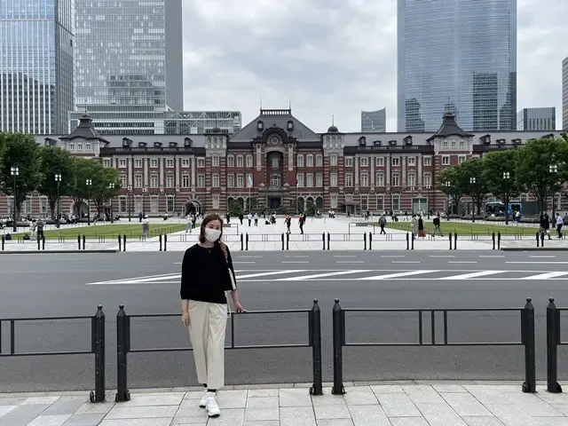東京駅の赤レンガをバックに。写真映えスポット