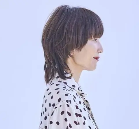 OurAge×Webエクラ  横から見たミディアムヘア　ヘアスタイル