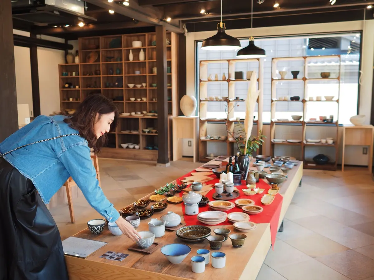 季節に合わせた企画展示や、テーマに基づきセレクトしたうつわを楽しむことができます。